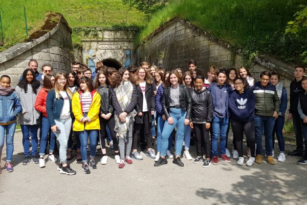 Collégiens de Saint-Charles devant la Citadelle de Verdun