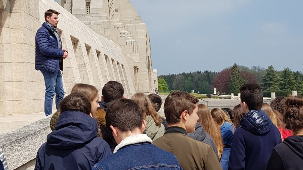 Collégiens de Saint-Charles devant l'Ossuaire de Douaumont