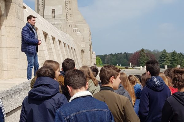 Collégiens de Saint-Charles devant l'Ossuaire de Douaumont