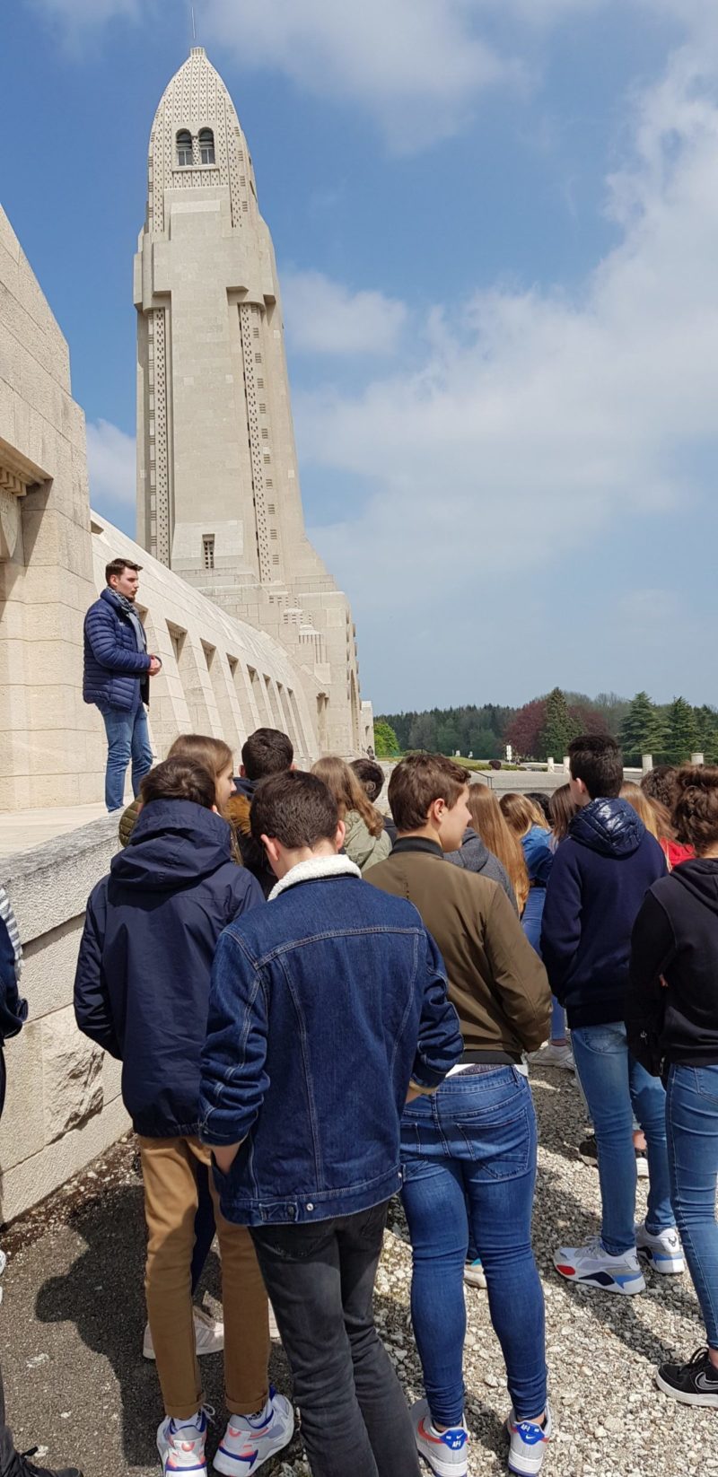 Collégiens de Saint-Charles devant l'Ossuaire de Douaumont