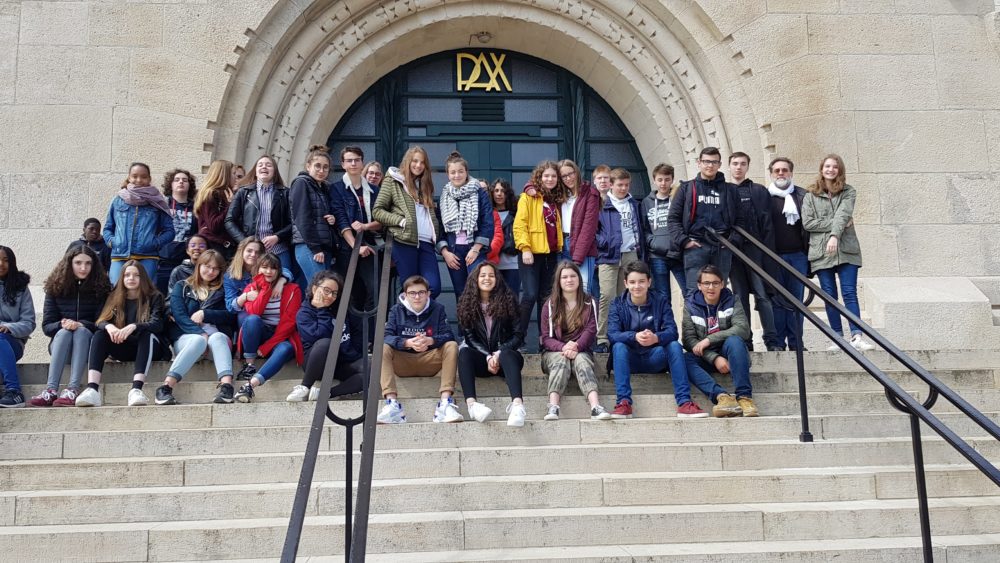 Collégiens de Saint-Charles devant l'Ossuaire de Douaumont