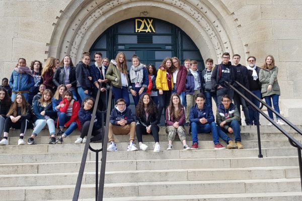 Collégiens de Saint-Charles devant l'Ossuaire de Douaumont