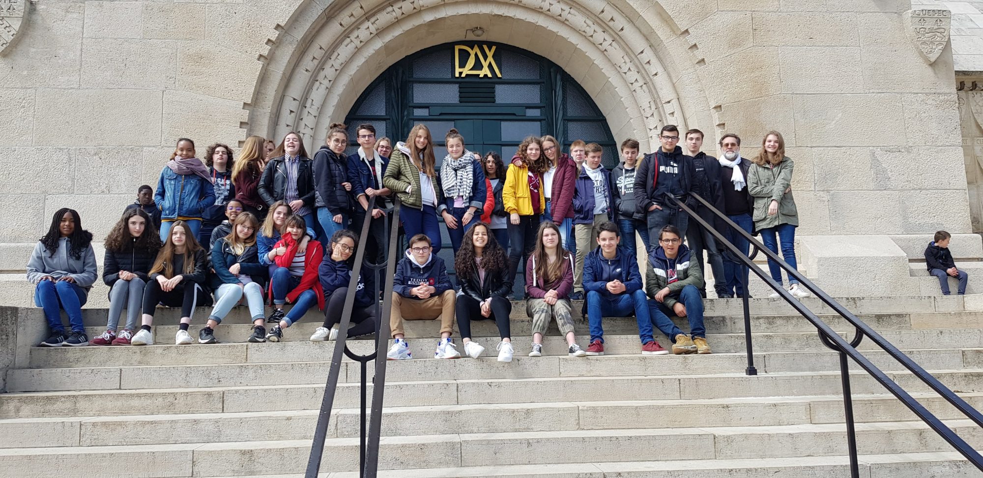 Collégiens de Saint-Charles devant l'Ossuaire de Douaumont