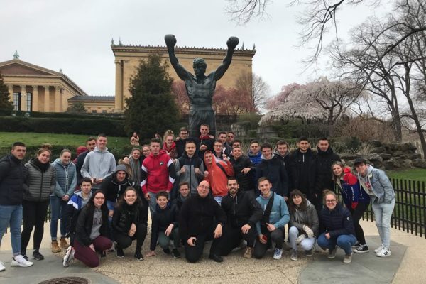 élèves de Saint-Charles devant les marches de Rocky