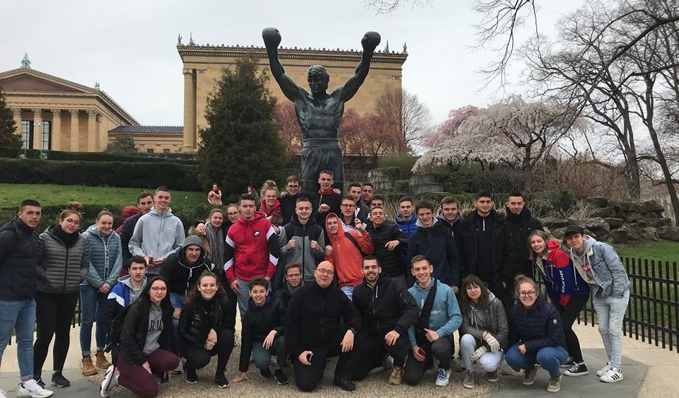 élèves de Saint-Charles devant les marches de Rocky