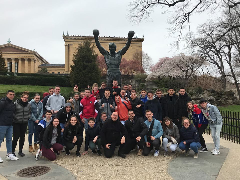 élèves de Saint-Charles devant les marches de Rocky