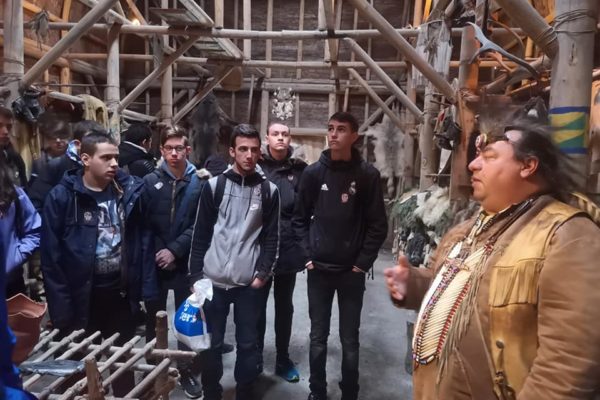 visite de la réserve des Indiens Wendate. Découverte de l'habitat traditionnel et des coutumes, cérémonie de purification
