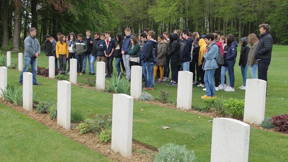 Elèves de Saint-Charles au cimetière de Peronne