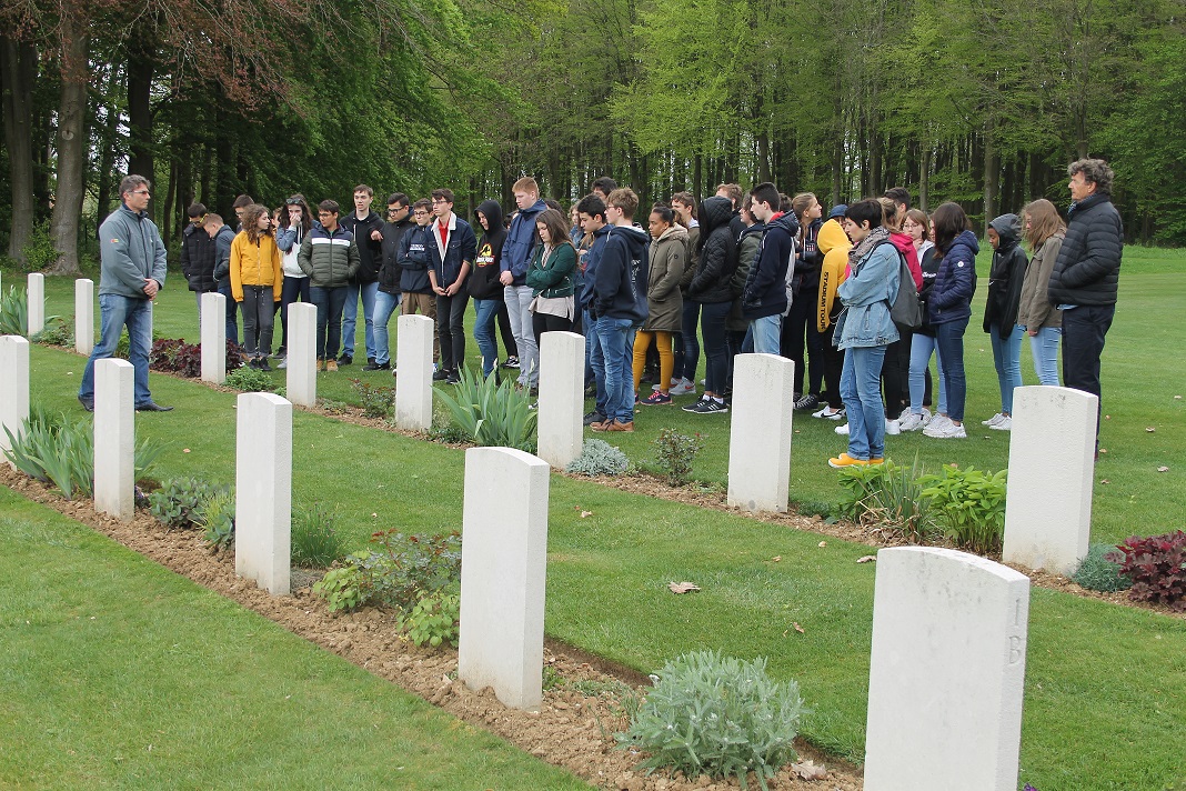 Elèves de Saint-Charles au cimetière de Peronne