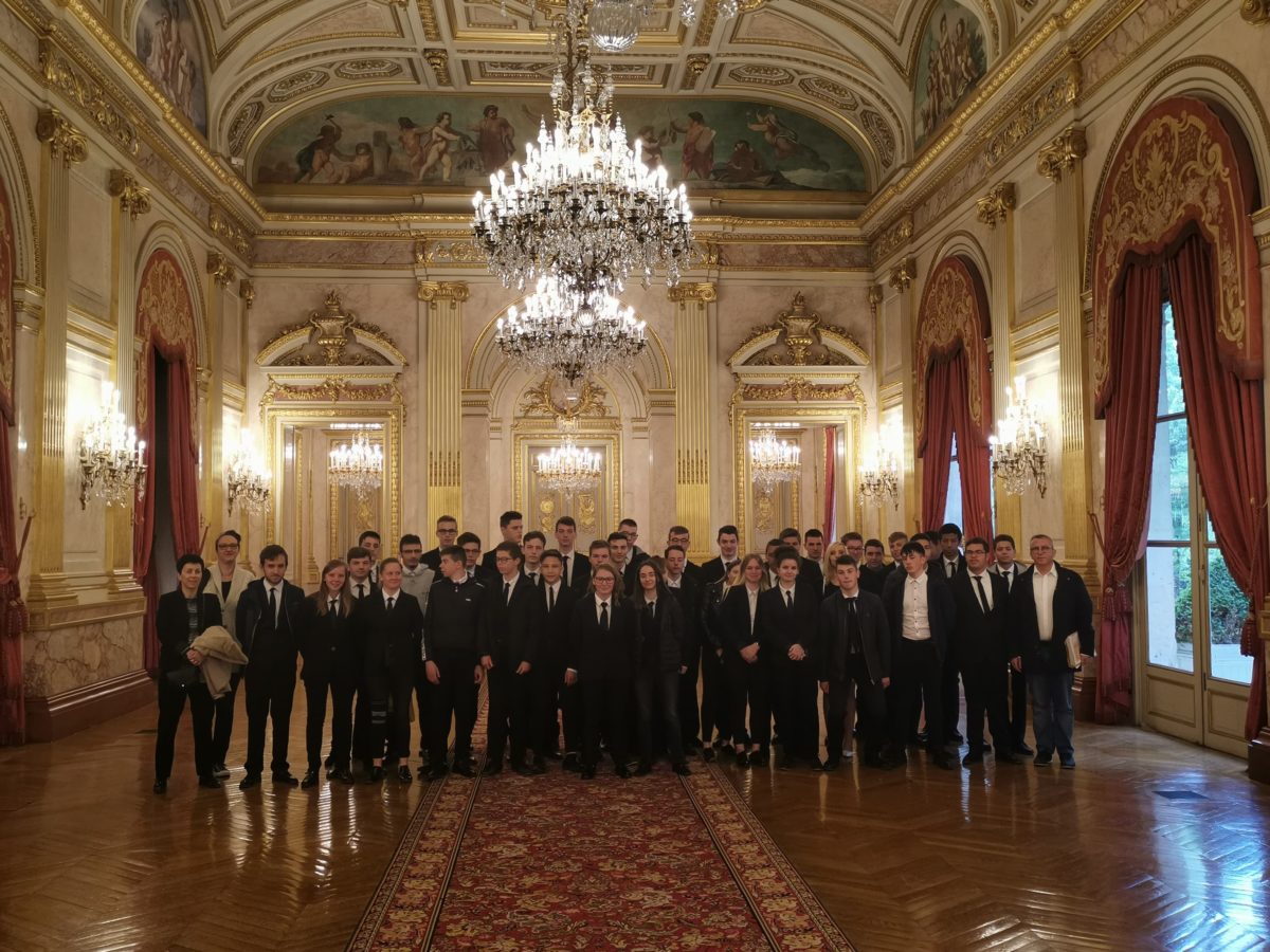 élèves de saint-charles à l'assemblée nationale