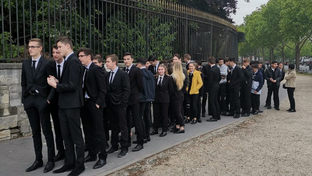 File d'attente des élèves de Saint-Charles pour visiter les Invalides