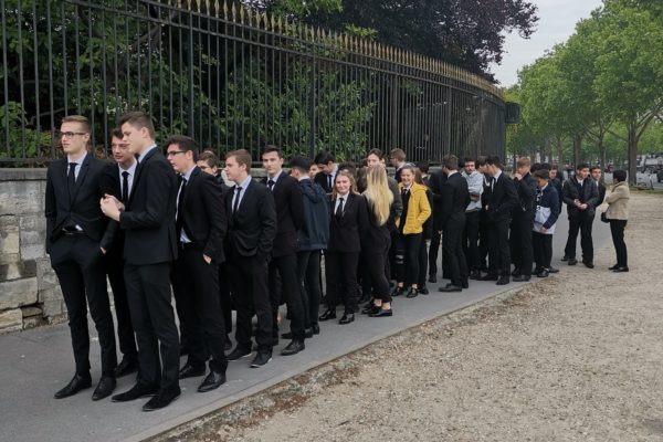 File d'attente des élèves de Saint-Charles pour visiter les Invalides