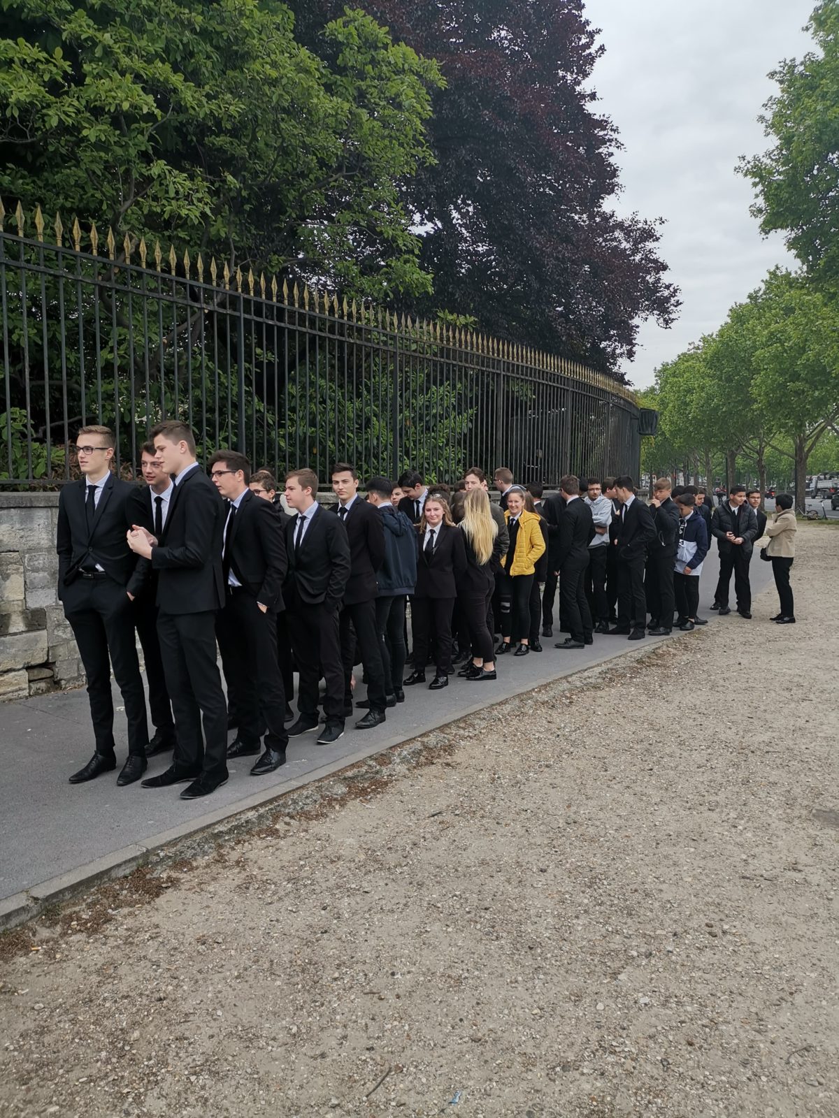 File d'attente des élèves de Saint-Charles pour visiter les Invalides