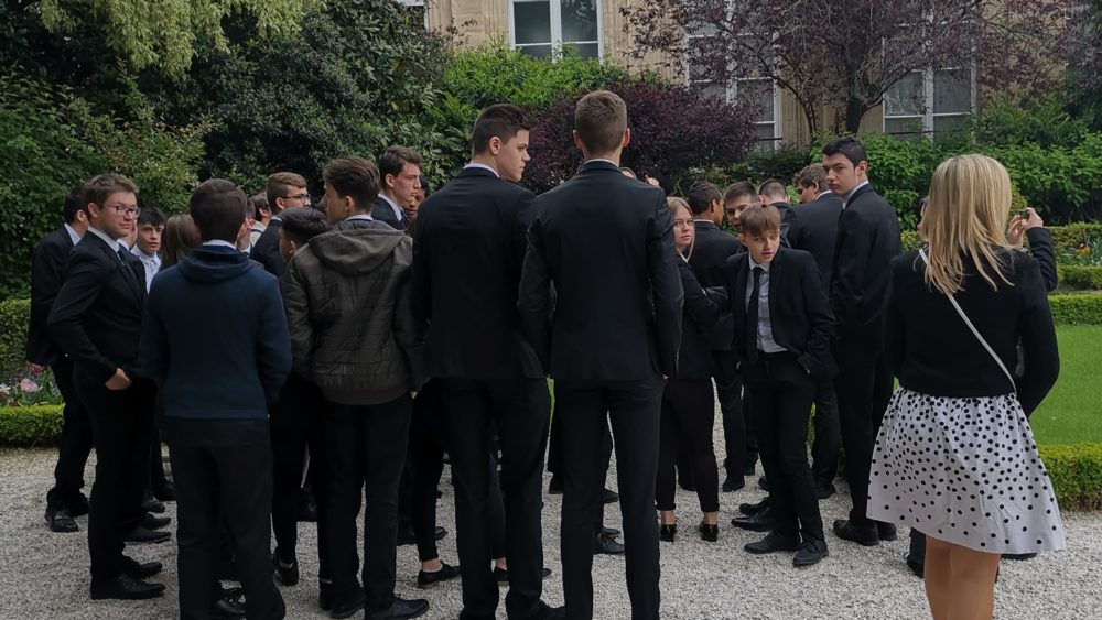 Les élèves de Saint-Charles dans les jardins de l'Assemblée Nationale