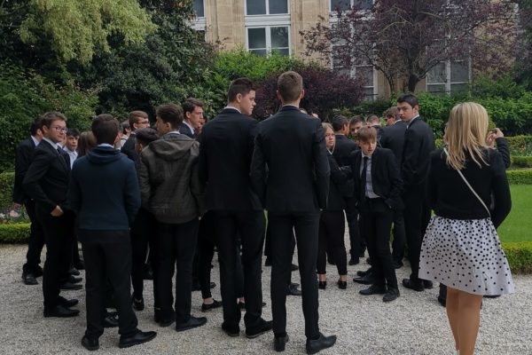 Les élèves de Saint-Charles dans les jardins de l'Assemblée Nationale
