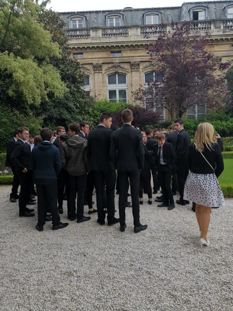 Les élèves de Saint-Charles dans les jardins de l'Assemblée Nationale