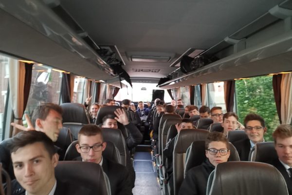 Retour en car après une belle visite à l'Assemblée Nationale des élèves de saint-charles