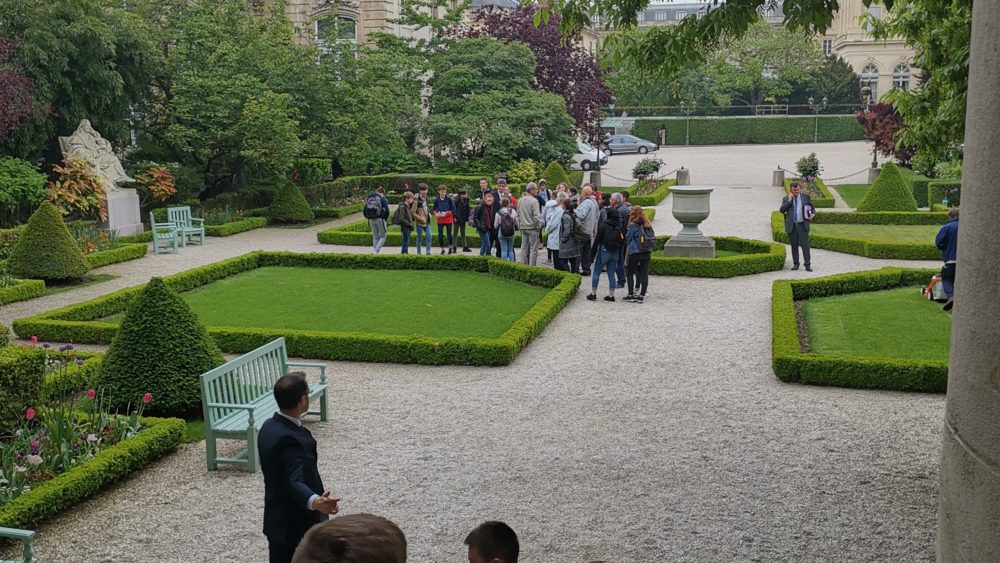 Les élèves de Saint-Charles dans les jardins de l'Assemblée Nationale