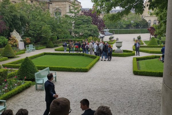 Les élèves de Saint-Charles dans les jardins de l'Assemblée Nationale