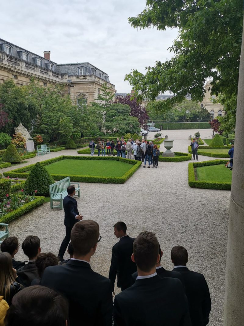 Les élèves de Saint-Charles dans les jardins de l'Assemblée Nationale