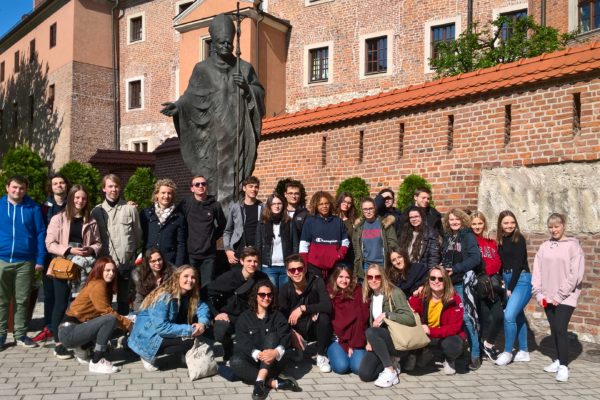 Photographie du groupe de Terminales en voyage en Pologne