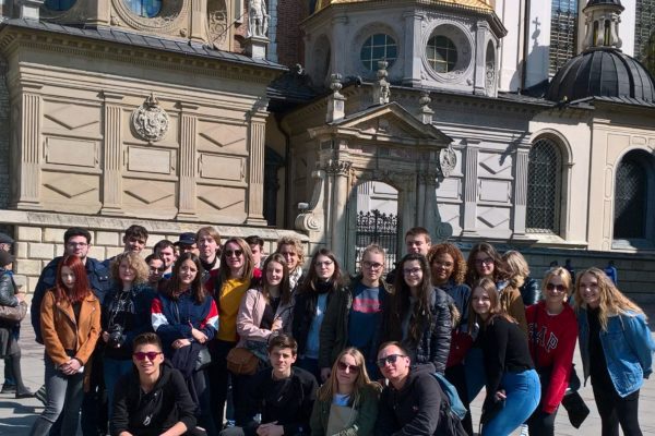 Photographie du groupe de Terminales en voyage en Pologne